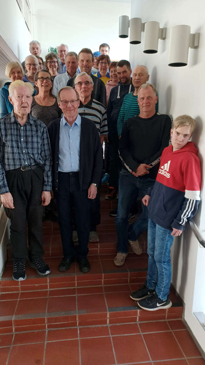 500 kerhon ryhmäkuvassa etualalla vas. kerhon ikäpresidentti Tarmo Heino, Seppo Lehtola, Antero Alin, Marko Seitala ja kerhon kuopus sekä ensikertalainen Markus Seitala.