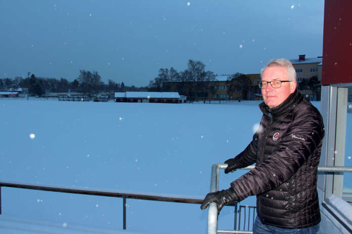 Laitilan yleisurheilukenttä nukkuu talviuntaan. Kun kenttä taas viheriöi, on Ilkka Simola valmiina toimitsijatehtäviin.