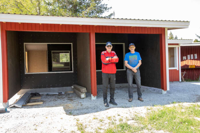 Aki Vainio ja Mauri Ylikoski odottavat metsästysammunnan SM-kisoja. Kaikki on kunnossa, uutta hirviammuntakoppia myöten ja enää toivotaan hyvää säätä.