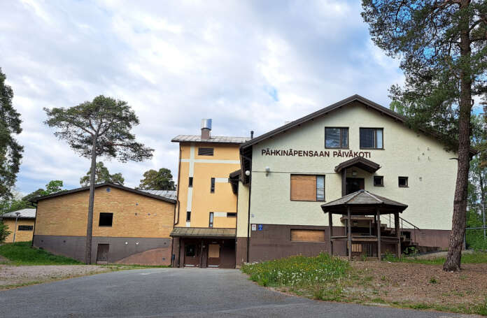 Vanha Pähkinäpensaan päiväkodin kiinteistö koostuu kolmesta kiinteistöistä, jotka ovat valmistuneet lähes 30 vuoden välein 1950-, 1970- ja 2000-luvuilla. Uusi päiväkoti valmistui Tuunaan vuosien väistötiloissa vietettyjen vuosien jälkeen kesällä 2020.