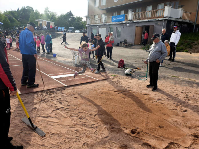 T7 pituuden mestarin Tytti Mattilan hypyssä on lennokkuutta ja mittausryhmän Jarkko Kylänpää, Reini Laine ja Jaakko Hannula työskentelyssä tarkkuutta.