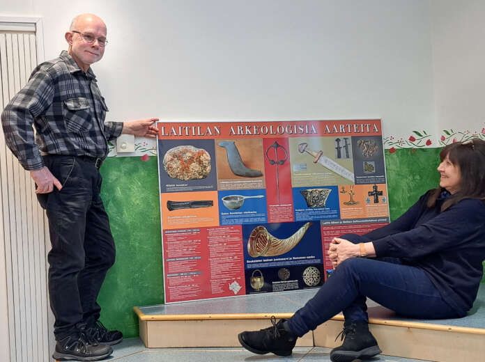 Jukka Vehmas ja Ulla Kivimäki ovat ideoineet Laitilan Kulttuuriseura Walon toteuttaman seinätaulun, jossa esitellään sanoin ja kuvin Laitilan alueella tehtyjä arvokkaita arkeologisia löytöjä. Arkistokuva: Solina Saarikoski