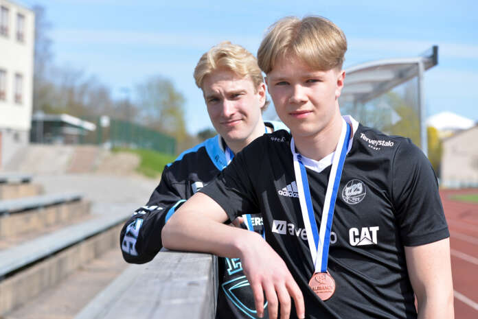 Verneri Jaakola (edessä) ja Niklas Virtanen pääsivät molemmat juhlimaan keväällä sarjakauden päätteeksi SM-mitalia.