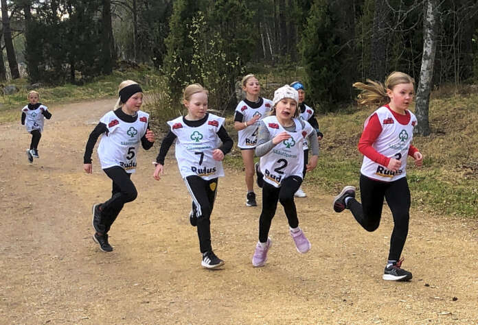 Jyskeen Vivian Jaakola (3) vetää 9-tyttöjen lähtöä, keskellä Jyskeen Tytti Mattila (2) ja sarjan mestari Vankan Pihla Jänkälä (7).