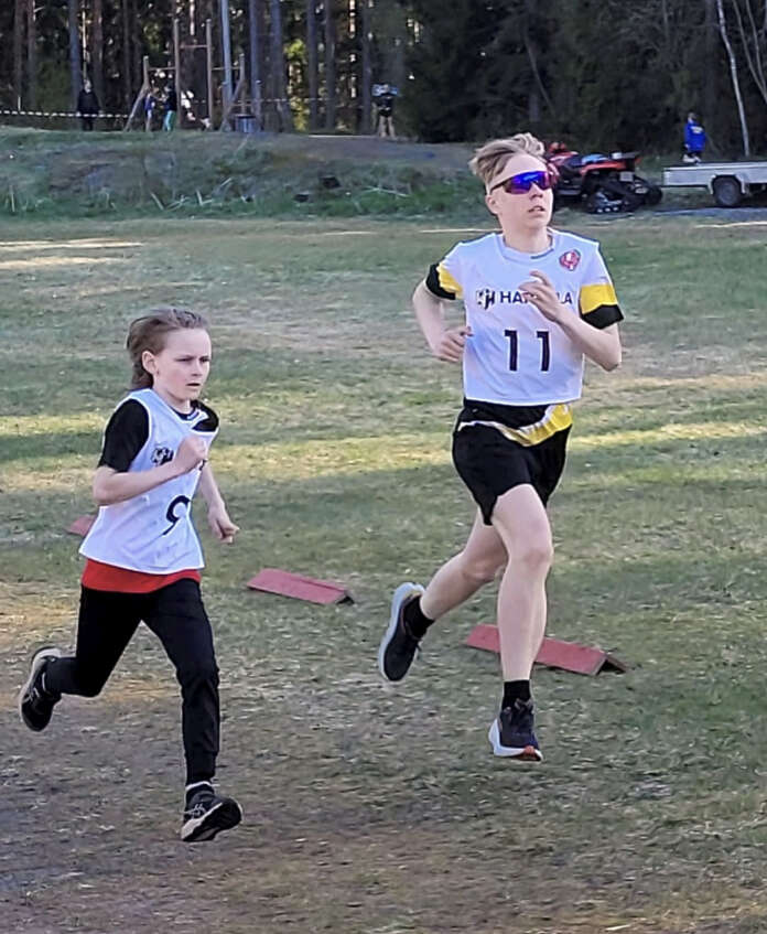 Loppusuoran taistelussa 15-poikien ankkuriosuudella Jyskeen 11-vuotias Voitto Pärkö ja Vankan 13-vuotias Jesse Piispanen. Jesse voitti sekunnilla. Kuva: Riikka Matikainen