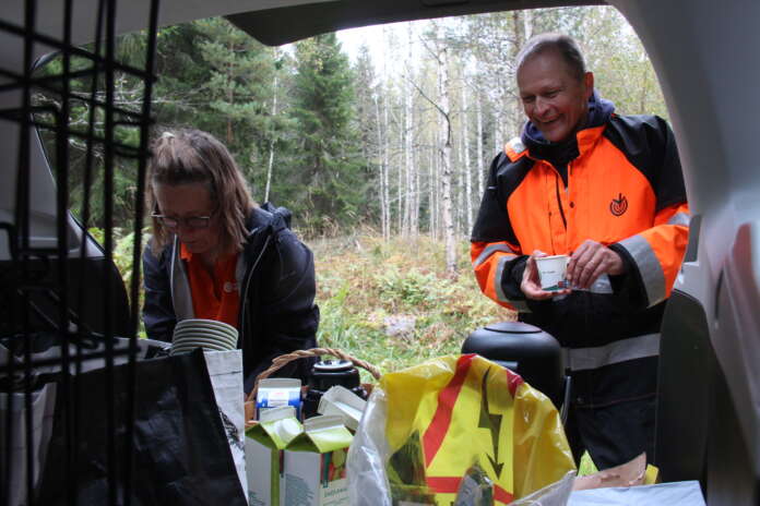 Metsäkeskuksen metsänhoidon asiantuntija Riikka Otsamo ja Metsänhoitoyhdistys Lounametsän erityisasiantuntija Kari Laiho asettelivat kahvit valmiiksi liito-oravakoulutukseen osallistuneille.