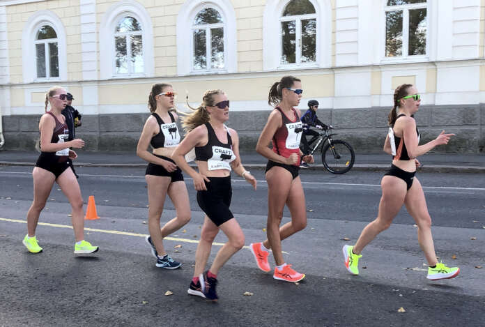 Pitkään yhdessä pysyneessä pääjoukossa kävelivät kärjestä lukien Heta Veikkola, Venla-Nora Nirkkonen, Venla Laiho, Maria Antola ja Anna Kokko.