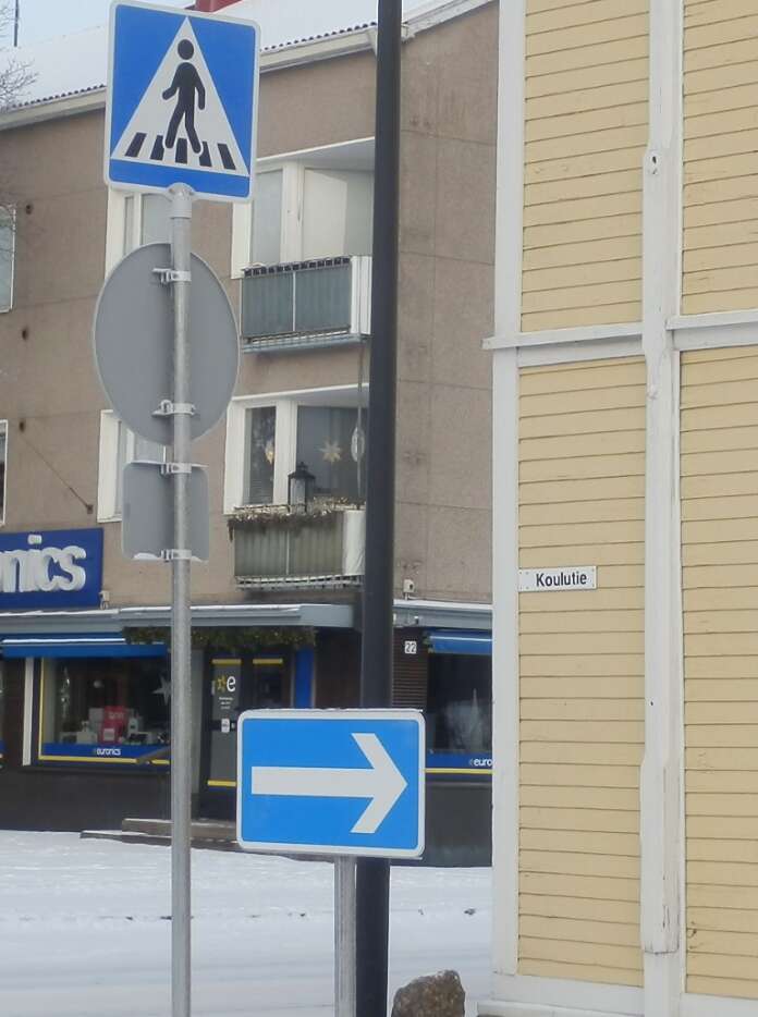 Ko mää ole siit ai ennenki ajanu. Mutt mikä tommone o? Se on liikennemerkki E 14 2, joka tarkoittaa yksisuuntaista tietä. Auttaisiko kielletty ajosuunta -liikennemerkin (C 17) lisääminen tolppaan, vai viekö piittaamattomuus voiton?