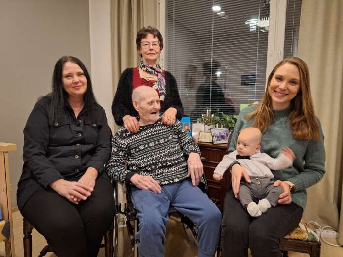 Viisi sukupolvea yhdessä kuvassa. Sari Raumonen (vas.), Erkko Vallamo, Sirpa Raumonen, Sebastian Redondo Tuominen ja Tarita Tuominen.
