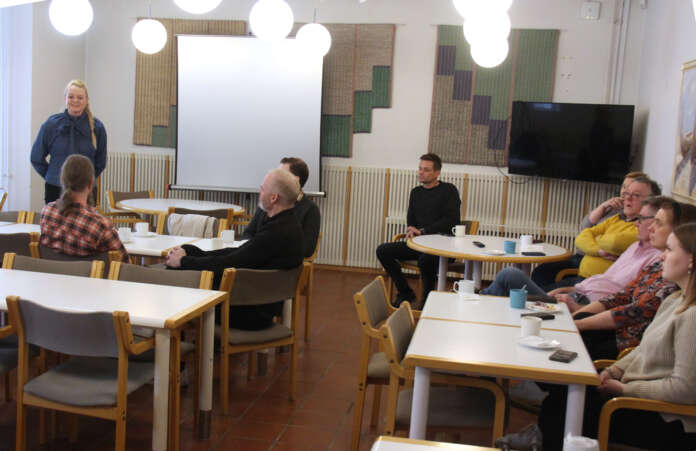 Kokoomuksen kunta- ja aluevaalitilaisuudessa vierailivat kansanedustajat Milla Lahdenperä (vas.) ja Pauli Aalto-Setälä. Lisäksi paikalla oli iso joukko kokoomuksen kunta- ja