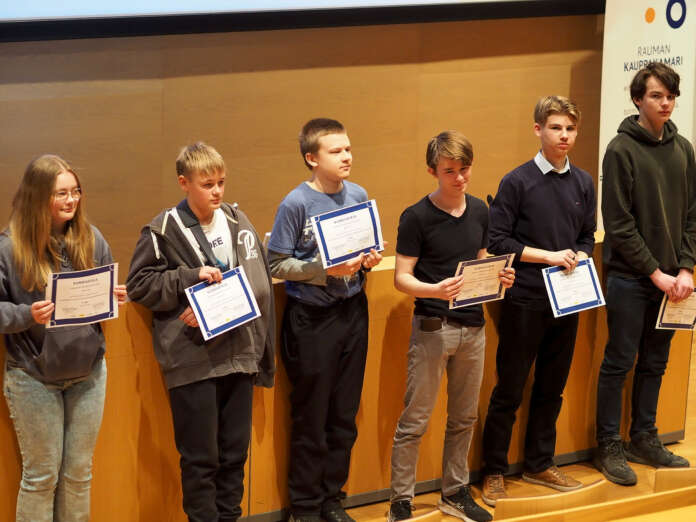 Satakunnan päässäläskumestaruudesta kisattiin kahdessa sarjassa 14.4. Kuvassa finaalikolmikko kummastakin sarjasta: Aleksandra Mattila, Niklas Rosvall, Ossi Nykänen, Samu Tammisto, Jaakko Into ja Johannes Lukkala.
