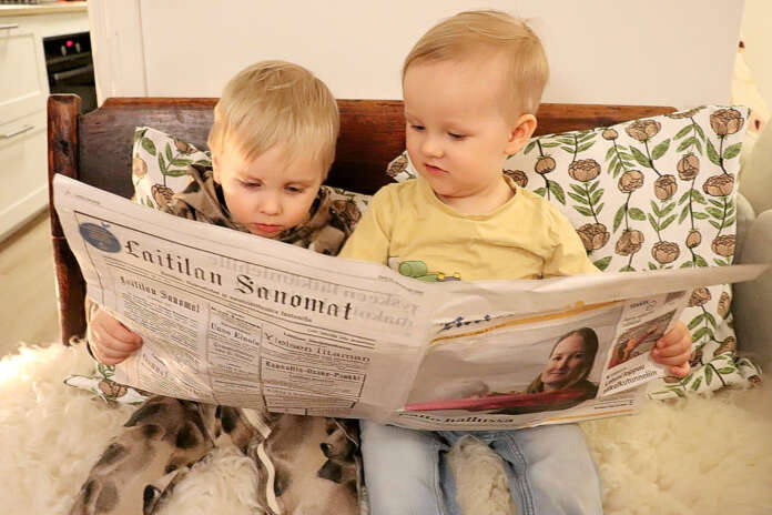 Serkukset Lukas Kukkola ja Eelis Vahala tutkivat Laitilan Sanomia. Lukas ja Eelis ovat Laitilan Sanomien lukijoita jo viidennessä polvessa.
