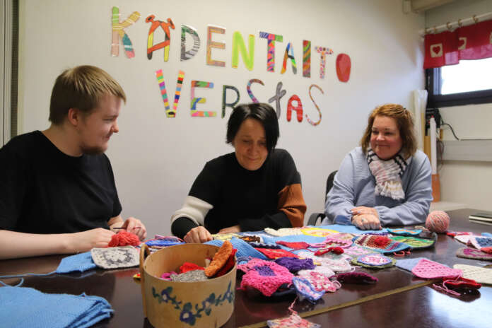 Nuorisoverstaalla toiminnanjohtaja Jonna Nurminen (oik.) ja isoäidinneliöitä peitoksi sommittelevat Mikael Ruustamo ja Hanna Nummila. Arkistokuva: Solina Saarikoski