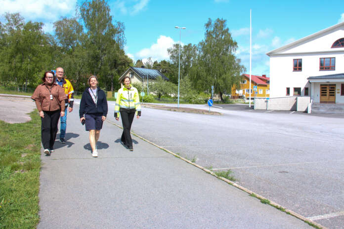 Sivistysjohtaja Susanne Laaksonen, tekninen johtaja Mika Raula, Varppeen koulun rehtori Lotta Stenji ja kiinteistöpäällikkö Eva Nurmi kannustavat kulkemaan kouluun kävellen tai pyörällä. Elokuun alusta asti Koulukujaa pitkin ei muilla kulkuneuvoilla saa ajaakaan.