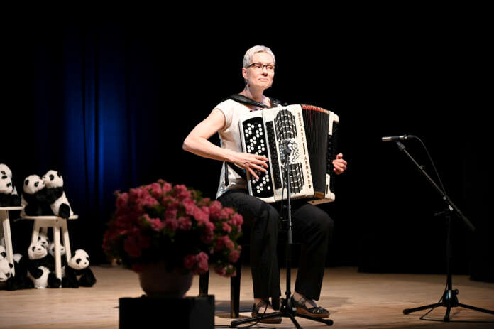 Marjo Liikala voitti viisirivisten yleisen sarjan harmonikansoiton Suomen Pelimannimestaruuskilpailuissa.
