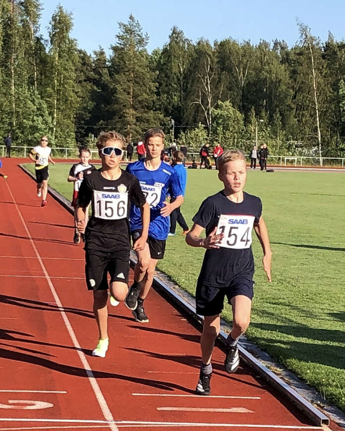 Eeli Marttila (154) veti 13-poikien tonnia. Lopussa Suden Jooa Haapanen (156) kiri edelle. Keskellä kolmanneksi tullut Kenttäkarhujen Robin Vuorenpää (172).