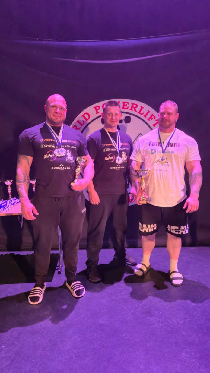 Team West Coast Powerin nostajat menestyivät penkkipunnerruksen ja maastanoston SM-kilpailuissa. Kilpailut järjestettiin Kulttuurikeskus Crusellissa. Kuvassa Jan-Erik Maantila (vas.), Joni Oravasaari ja Lauri Marttila.