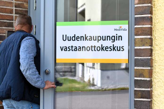 Medividan Uudenkaupungin vastaanottokeskuksen yksikön päällikkö on Antti Kivelä. Hän on johtanut aiemmin vastaanottokeskusta muun muassa Salossa.