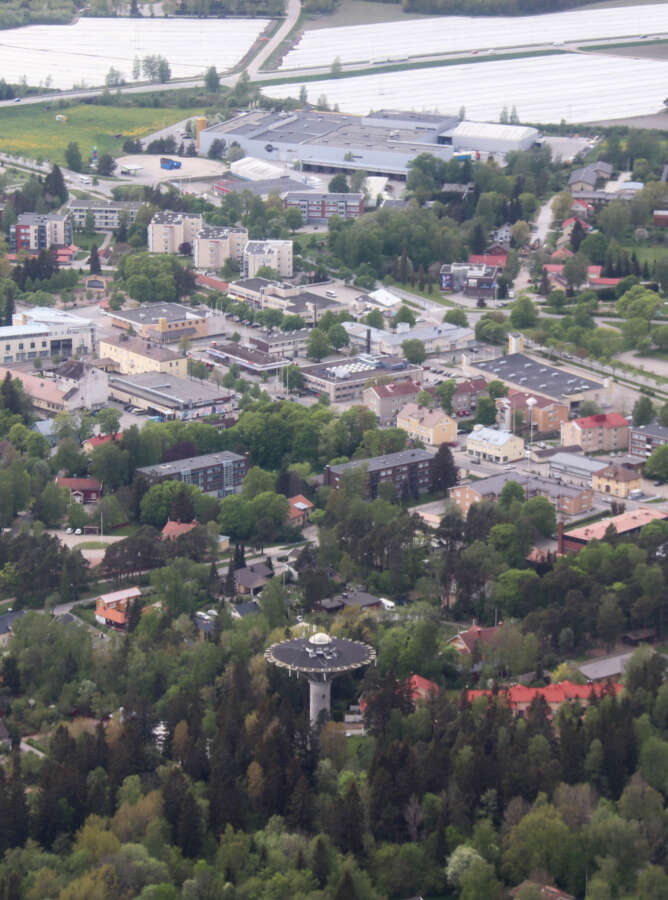 Kun Laitilaa katsoo lintuperspektiivista, yllättyy miten paljon pelkästään Laitilan keskustassa on metsää.