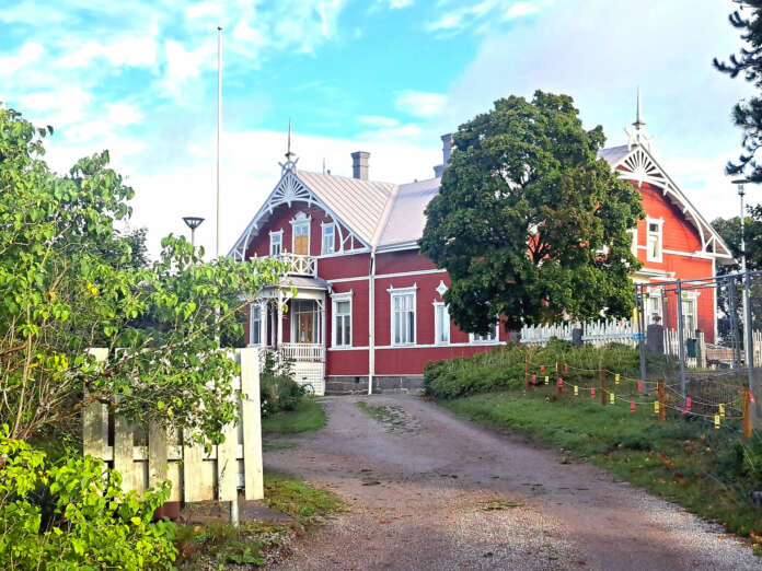 Vanhan pappilan päiväkoti aloitti toimintansa viime vuonna. Seurakunta myi kiinteistön ja liki 3 hehtaarin suuruisen maa-alueen Laitilan kaupungille vuonna 2023. Nyt vanhan pappilan viereen rakennetaan vanhusten palvelutaloa.
