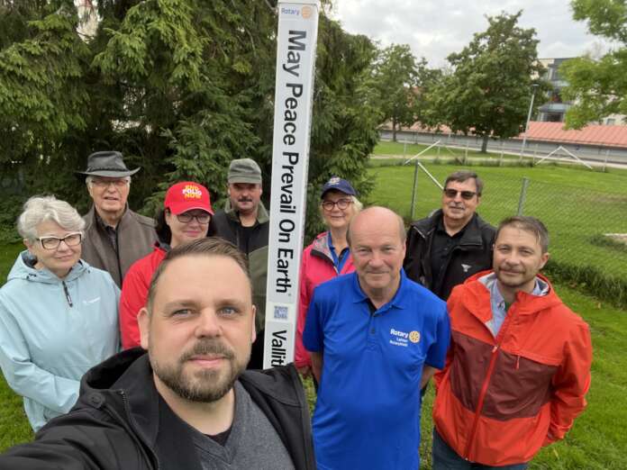 Sunnuntaina vietetyn rauhan päivän kunniaksi Laitilan Rotaryklubi järjesti jäsenilleen tilaisuuden torin laidalla sijaitsevalla patsaalla. Pylväässä lukee "Vallitkoon rauha maailmassa" suomeksi, ruotsiksi, englanniksi, ukrainaksi, flaamiksi, italiaksi ja portugaliksi.
