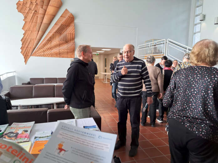 Liikenneturvan koulutusohjaaja Sami Kivilä (vas) oli kertomassa ikääntyneiden liikenneturvallisuudesta. Luennon jälkeen moni yleisössä ollut jäi keskustelemaan hänen kanssaan aiheesta.
